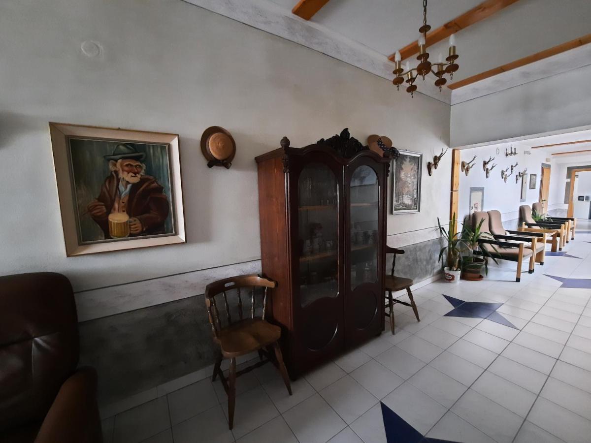 Hotel Koruna Есеник Экстерьер фото