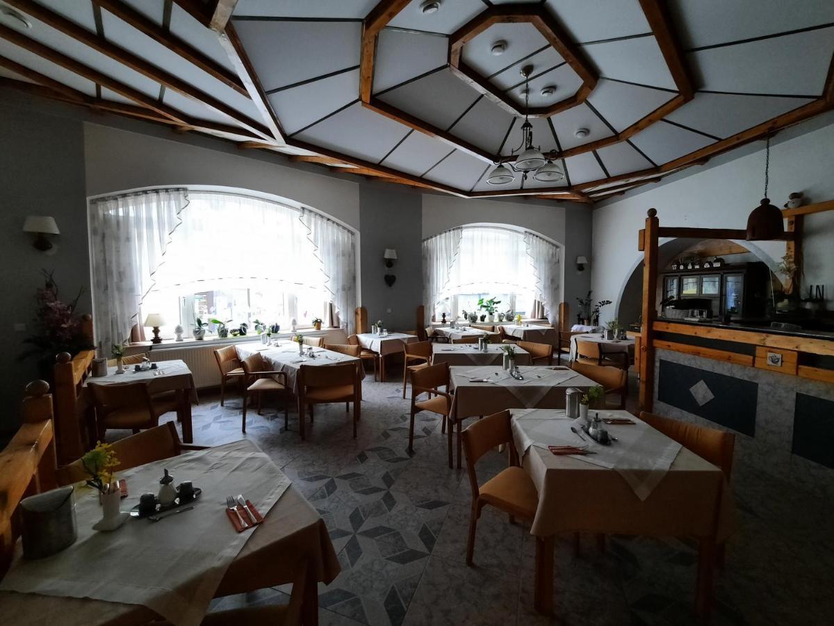 Hotel Koruna Есеник Экстерьер фото